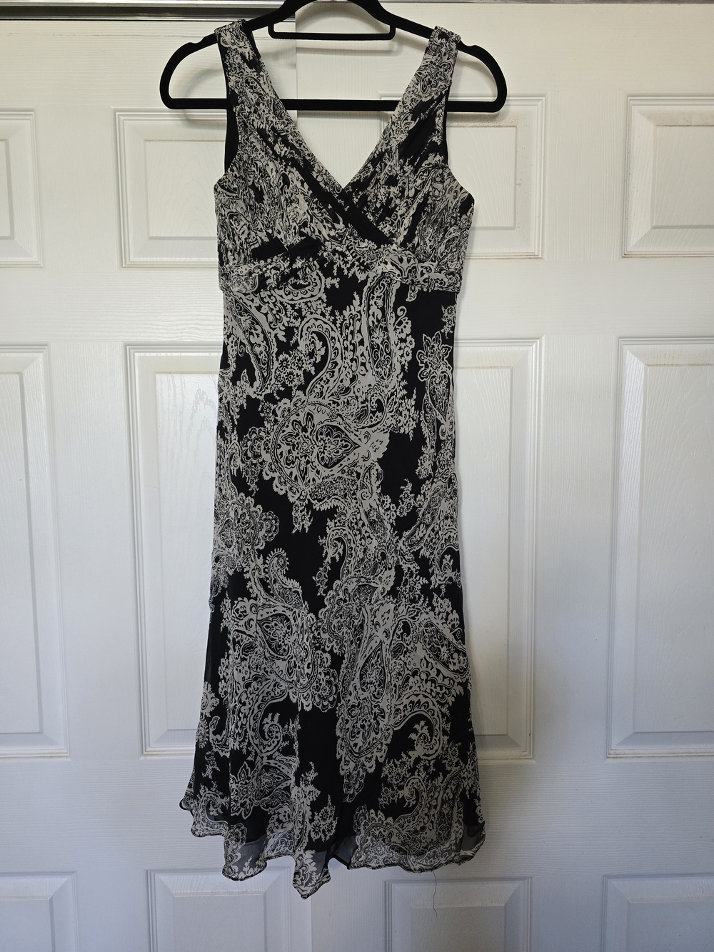 Adrianna Papell Black & White Paisley V‑Neck Midi Dress